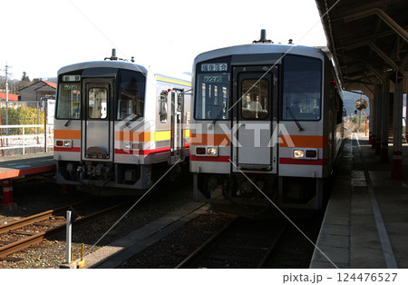 田舎の駅ですれ違うローカル線のワンマン列車 124476527