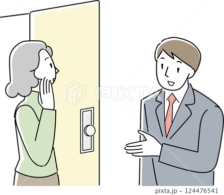 玄関先で話すシニア女性とスーツの男性 124476541