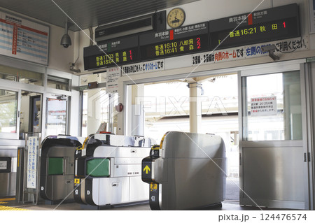 日本の地方の町並み JR追分駅の改札 124476574