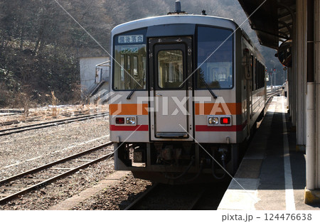 田舎の駅に停車しているローカル線のワンマン列車 124476638