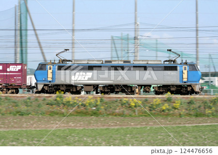 山陽本線を行く貨物列車（EF200形電気機関車牽引） 124476656