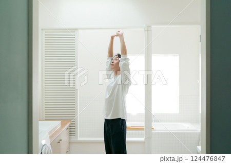 洗面所でストレッチをする若い男性 124476847