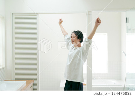 洗面所でストレッチをする若い男性 124476852