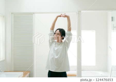 洗面所でストレッチをする若い男性 洗面所でストレッチをする若い男性 124476853