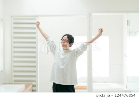 洗面所でストレッチをする若い男性 124476854