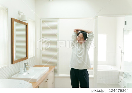 洗面所でストレッチをする若い男性 洗面所でストレッチをする若い男性 124476864