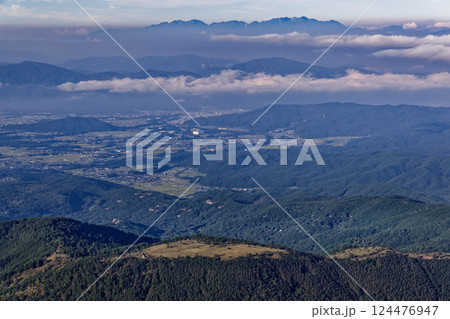 八ヶ岳連峰・蓼科山の登りから見る八子ヶ峰と中央アルプスの山並み 124476947