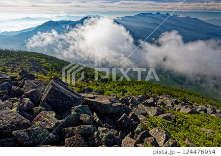 蓼科山から見る雲湧く北横岳と八ヶ岳主峰群 蓼科山から見る雲湧く北横岳と八ヶ岳主峰群 124476954