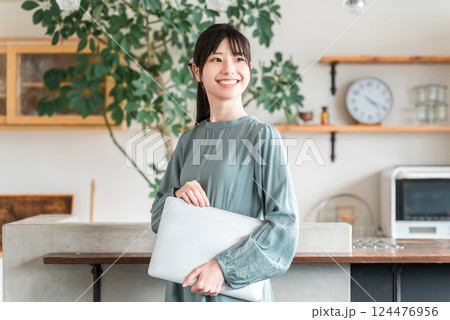 ノートパソコンを持つおしゃれな女性・オフィスカジュアル・デザイナー・ビジネスウーマン ノートパソコンを持つおしゃれな女性・オフィスカジュアル・デザイナー・ビジネスウーマン 124476956