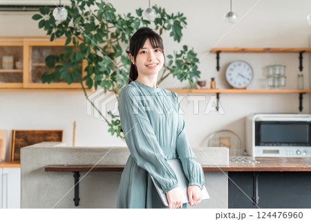 ノートパソコンを持つおしゃれな女性・オフィスカジュアル・デザイナー・ビジネスウーマン ノートパソコンを持つおしゃれな女性・オフィスカジュアル・デザイナー・ビジネスウーマン 124476960