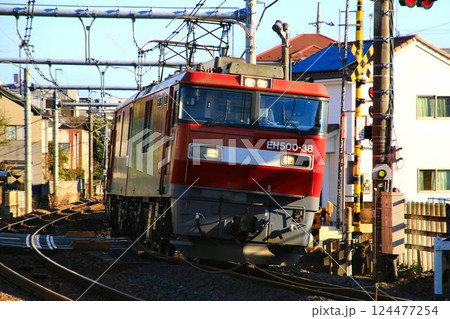 終焉を迎えた伝統の貨物列車『安中貨物』 ～電気機関車EH500牽引 124477254