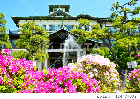 蒲郡クラシックホテル　満開のツツジと噴水 124477638