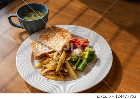 トーストと野菜の朝食プレート 124477752