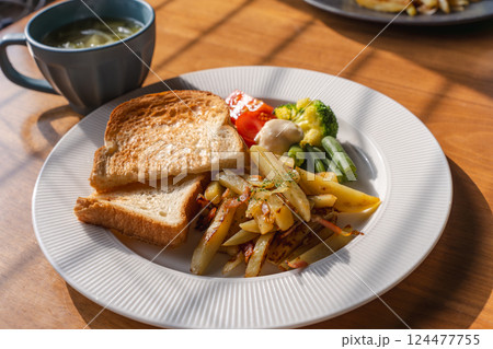 トーストと野菜の朝食プレート トーストと野菜の朝食プレート 124477755
