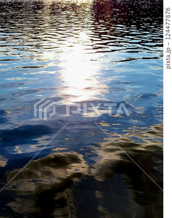 水面に映る夕焼け 水面に映る夕焼け 124477876