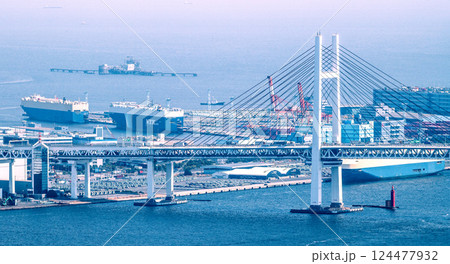 日本の横浜都市景観 関税の衝撃…日本自動車産業に暗雲…黄砂で霞む東京湾…大黒ふ頭の自動車運搬船 日本の横浜都市景観 関税の衝撃…日本自動車産業に暗雲…黄砂で霞む東京湾…大黒ふ頭の自動車運搬船 124477932