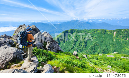 夏の火打山・妙高山登山（妙高山南峰から黒姫山・高妻山・北アルプスを望む） 124478076
