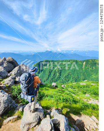 夏の火打山・妙高山登山（妙高山南峰から高妻山・北アルプスを望む） 124478078