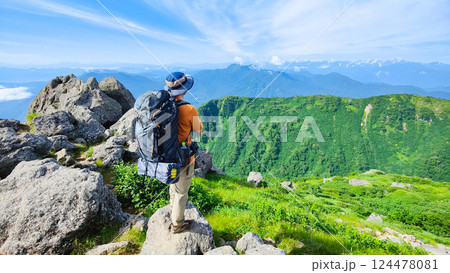 夏の火打山・妙高山登山（妙高山南峰から高妻山・北アルプスを望む） 124478081