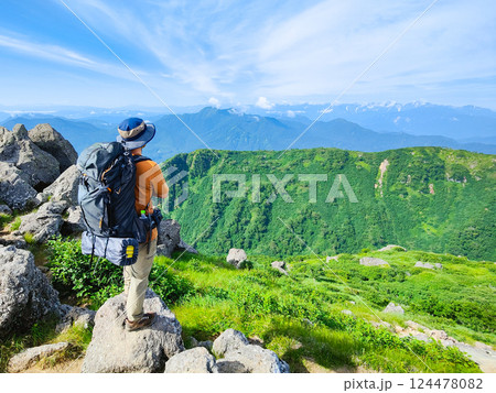 夏の火打山・妙高山登山（妙高山南峰から高妻山・北アルプスを望む） 124478082