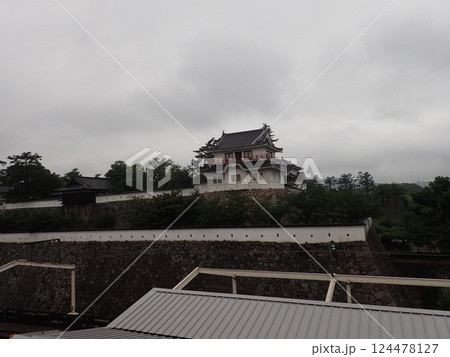 江戸時代に築城され久松城、葦陽城とも呼ばれていた広島県福山市にありJR福山駅のホームから見える福山城 江戸時代に築城され久松城、葦陽城とも呼ばれていた広島県福山市にありJR福山駅のホームから見える福山城 124478127