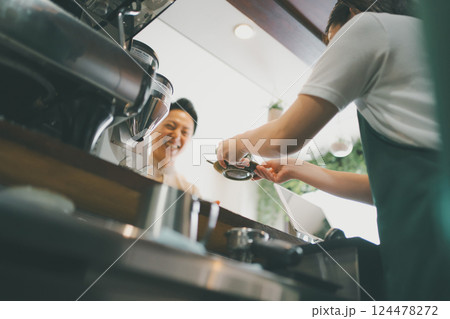 coffee shop 124478272