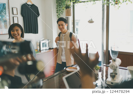 coffee shop 124478294