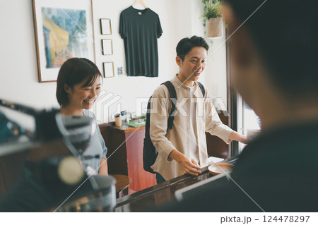 coffee shop 124478297