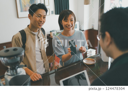 coffee shop 124478304