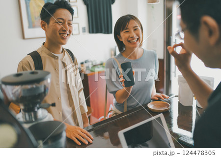 coffee shop 124478305