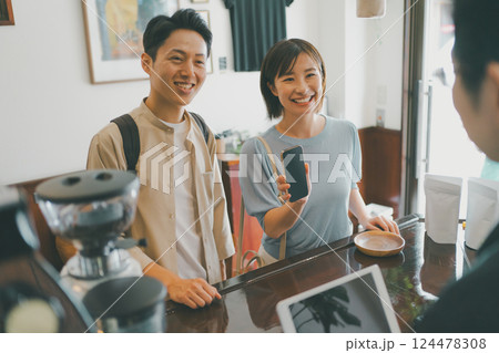 coffee shop 124478308