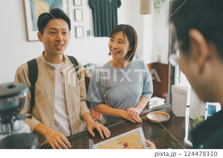 coffee shop 124478310