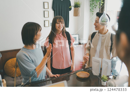 coffee shop 124478333