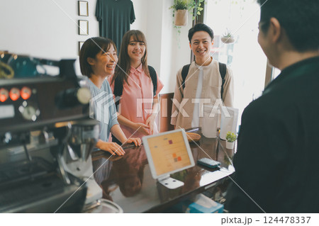 coffee shop 124478337