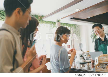 coffee shop 124478342