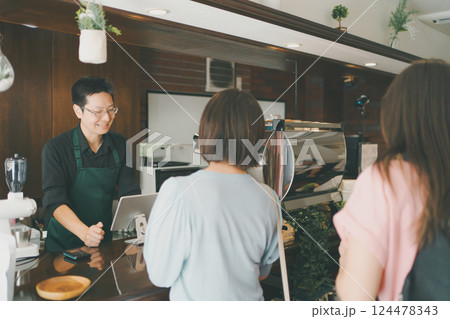coffee shop 124478343