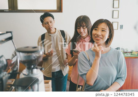 coffee shop 124478345