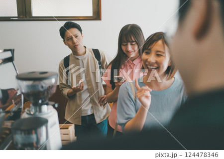 coffee shop 124478346