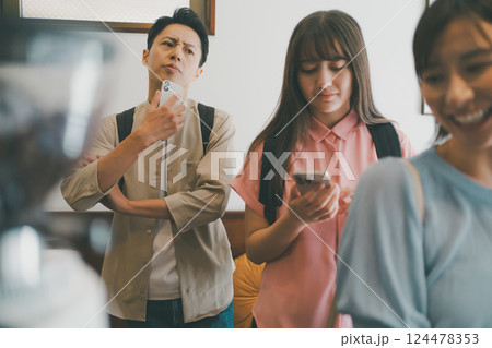 coffee shop 124478353