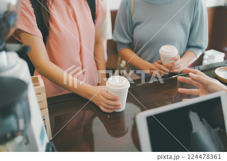 coffee shop 124478361