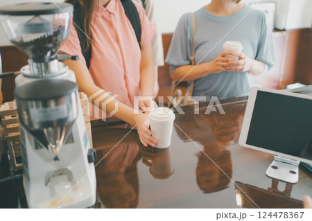 coffee shop 124478367