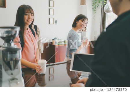 coffee shop 124478370