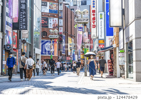 東京渋谷の都市風景 夏の渋谷センター街 東京渋谷の都市風景 夏の渋谷センター街 124478429