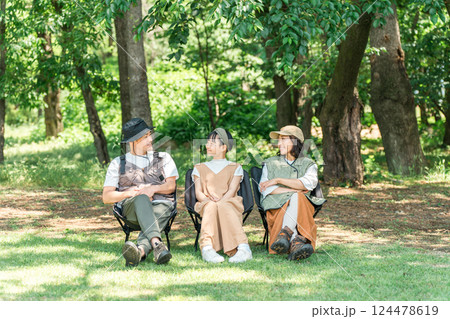 公園・キャンプ場でチェアリングする親子・ファミリー 公園・キャンプ場でチェアリングする親子・ファミリー 124478619