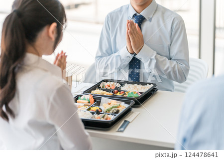 会議で出される仕出し弁当・福利厚生・ケータリング・デリバリー・社員食堂・社内カフェ・食事委託 124478641