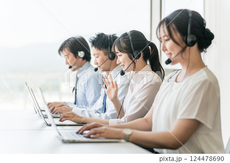 コールセンターのオペレーターチームの男女(テレオペ・テレアポ) コールセンターのオペレーターチームの男女(テレオペ・テレアポ) 124478690
