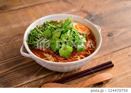 パクチーの激辛ラーメン 124478750