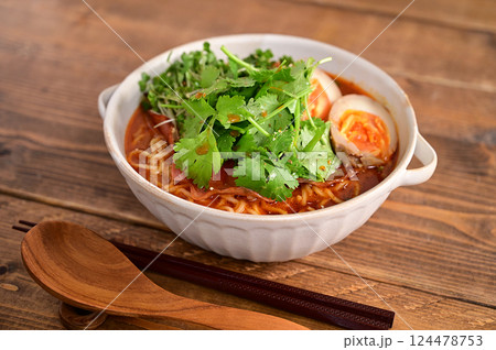 パクチーの激辛ラーメン パクチーの激辛ラーメン 124478753