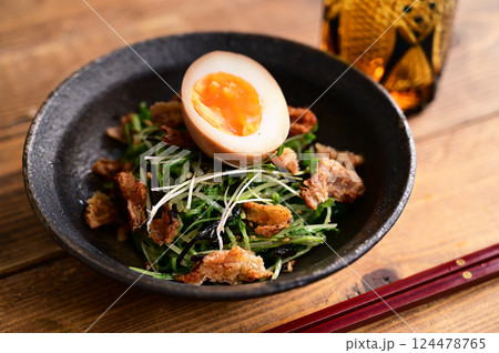 パリパリの鶏皮と水菜、塩昆布の和え物 パリパリの鶏皮と水菜、塩昆布の和え物 124478765