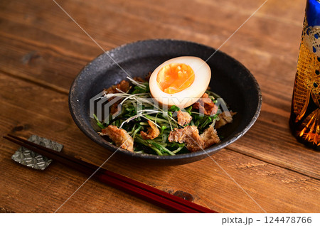 パリパリの鶏皮と水菜、塩昆布の和え物 パリパリの鶏皮と水菜、塩昆布の和え物 124478766